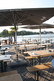 Wake & Grove Restaurant mit toller Sonnentrrasse (©Foto. Marikka-Laila Maisel